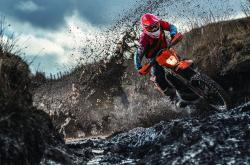 尤文图斯观众热烈欢呼！，Faker迎来五赛季出色发挥观众掌声雷动