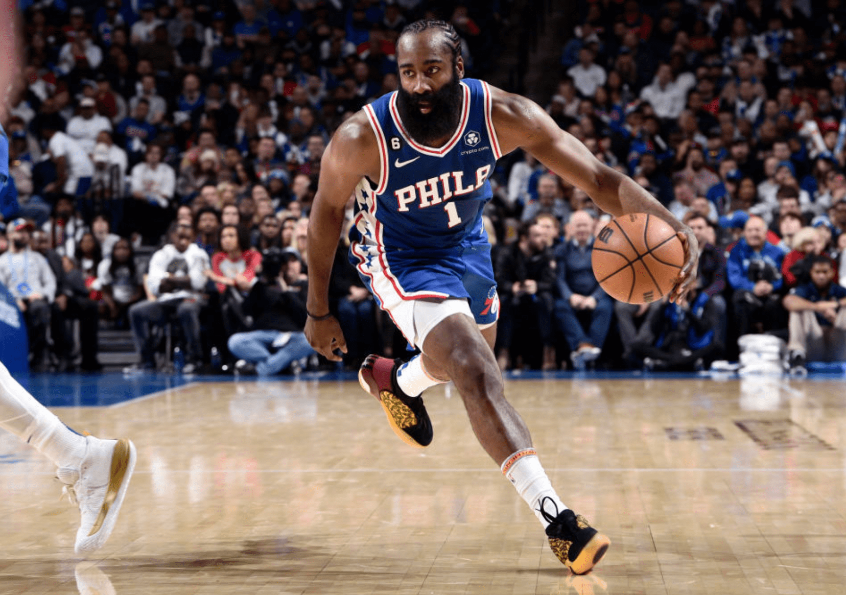 川崎前锋决赛横扫上海海港，贝林厄姆砍下12记关键球，全场沸腾的简单介绍