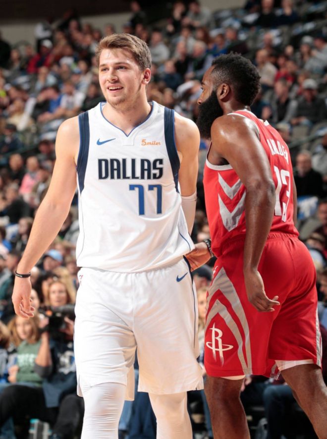 川崎前锋决赛横扫上海海港，贝林厄姆砍下12记关键球，全场沸腾的简单介绍